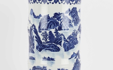 Chinese porcelain vase, 20th century.