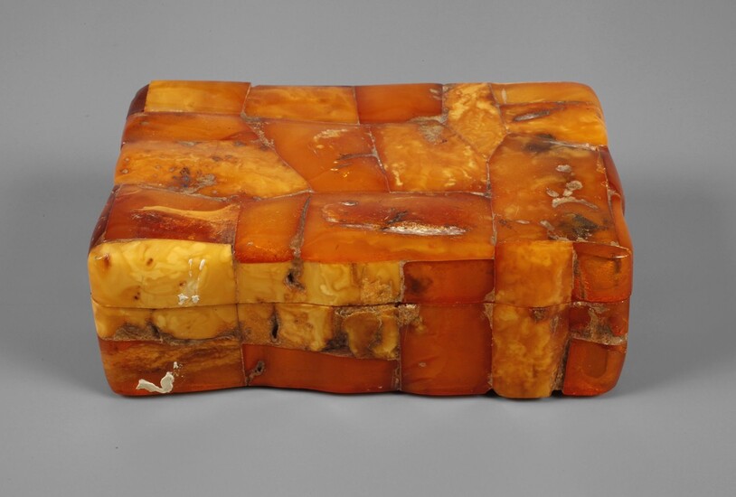 Coffret en ambre SBMAnnées 1930, au fond avec plaquette métallique d'origine, corps rectangulaire plat avec...