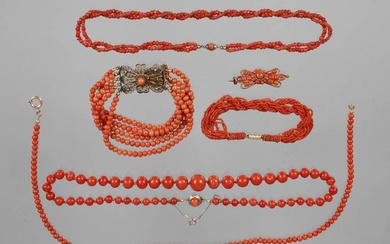 Collection de bijoux en corail vers 1900, composé d'un collier noué individuellement, avec des boules...