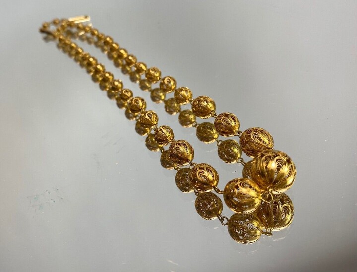 Collier de perles ajourées en or jaune. 24,72 grs
