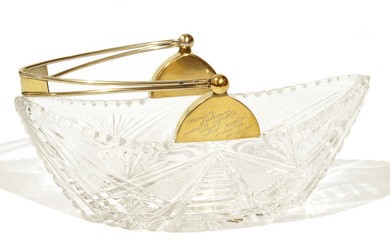 Crystal bowl with gold-plated sterling silver handle and engraving Crystal bowl with gold-plated sterling silver handle and engraving Second half of 20th century Height 7.5 cm Width: 24 cm Handle height 16 cm