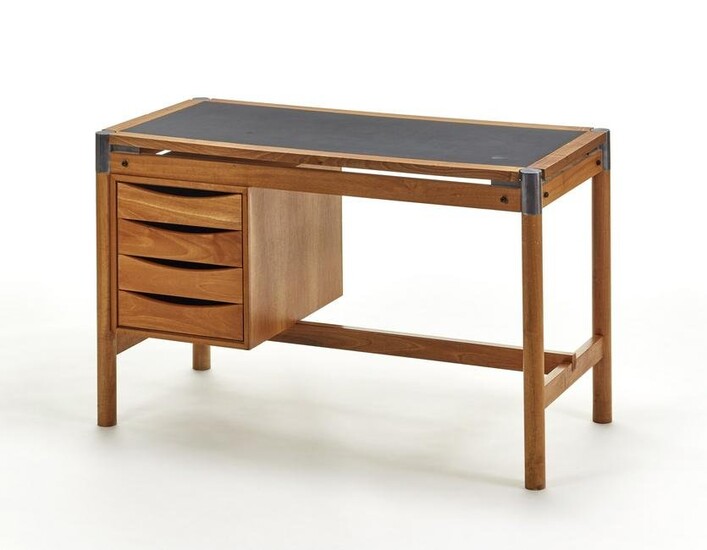 Desk with four side drawers in solid wood with turned