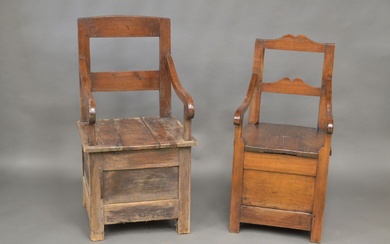 Deux fauteuils périgourdins formant coffre à sel en bois fruitier et noyer, éléments anciens. Haut....