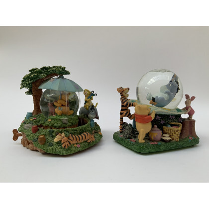 Due carillon Disney con snow globe a tema "Winnie the Pooh". Vetro e resina policroma (h max cm 21) (lievi...