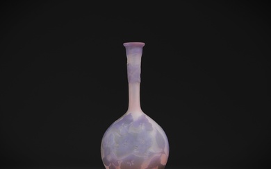 Établissements Émile GALLÉ (1846-1904) Vase soliflore en verre multicouche dégagé à l'acide à décor d'hortensias,...
