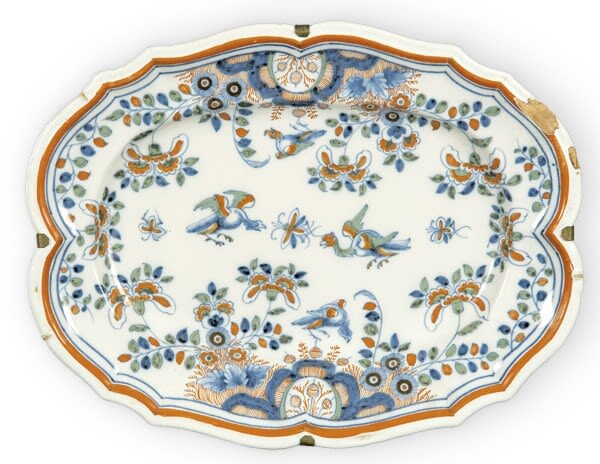 Fuente en cerámica pintada y esmaltada de Alcora con decoración orientalista de aves y flores. S. XVIII