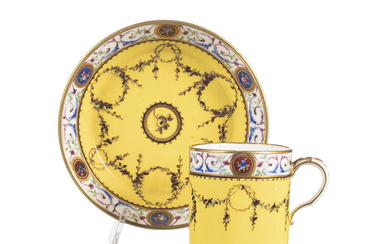 Gobelet litron et soucoupe en porcelaine, marque Sèvres 1786. Décor de guirlandes et entrelacs + joint: 1