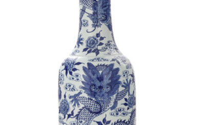Grand vase en porcelaine, Chine, XXe s., décor en bleu de dragons chassant la perle flammée, h. 180 cm