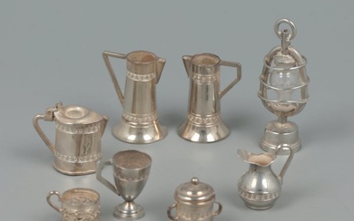 Gustave Sausset, Parijs ca. 1875 - Lantaarn, Schenkkannen, Roomkan, Bekers, Pot en Koffiekan *NO - Miniature figure (8) - Silver
