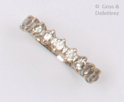 Half-alliance in white gold, set with ten brilliant-cut diamonds. Finger size: 55. P. Rough: 2.9g
