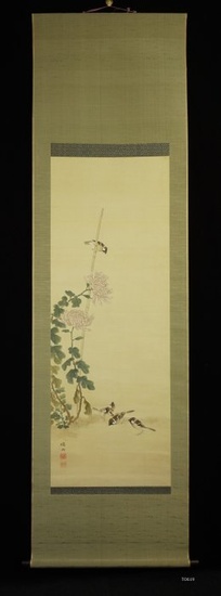 Hanging scroll, Painting - Silk - 'Zuiu' 瑞雨 - Sparrows and chrysanthemum - With signature and seal 'Zuiu' 瑞雨 - Japan - 1920-1940(Taisho-Early Showa period)