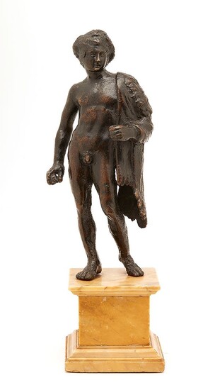 Hercule en bronze à patine noire. Le héros est debout en nudité héroïque, portant la...