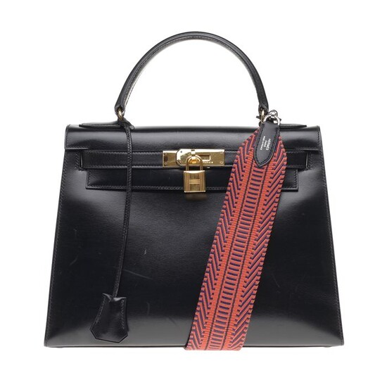 Hermès - Kelly sellier 32cm en cuir box noir, bandoulière Cavale rouge/noir, garniture en métal plaqué or Handbag