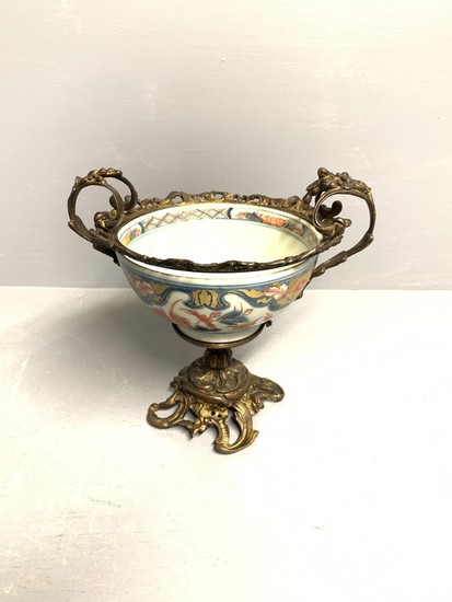 Imari pattern bowl on an ormolu stand 22 cm H