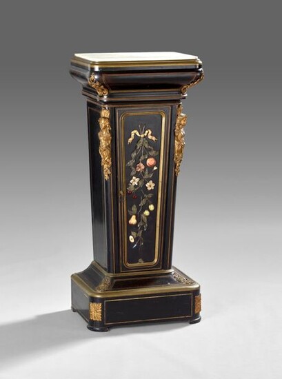 Important sheath forming a shelf in blackened wood veneer, inlays of hard stones decorated with flowers and fruits, and gilded bronzes. It opens to a leaf in the front revealing shelves. Rounded uprights underlined with espagnolettes. White marble top.