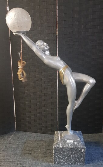 Importante lampe en fonte d’aluminium représentant une danseuse dans le gout Art Déco et tenant...