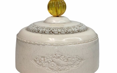 Ivory box with openwork carving - Including certificate - Ivory - Circa 1880