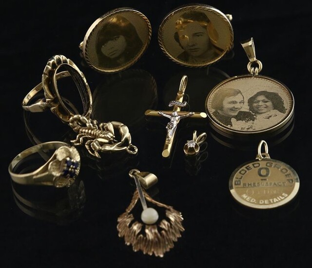 Jewellery gold - Several 14k yellow gold items: a pair of cufflinks and a pendant with engraved portaits, two rings, one with the center stone missing, and five pendants.