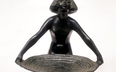 LAPLAGNE Guillaume (1870-1927) - Sculpture, Vide-poche Nubienne ou Egyptienne à genoux au panier d'osier - 14.5 cm - Bronze?