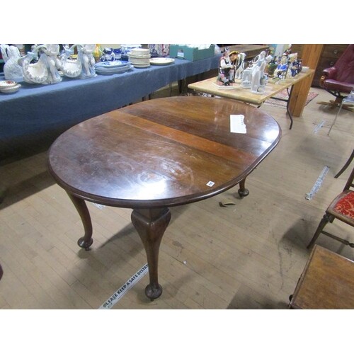 Late 19c oval mahogany dining table in a Queen Ann style 106...