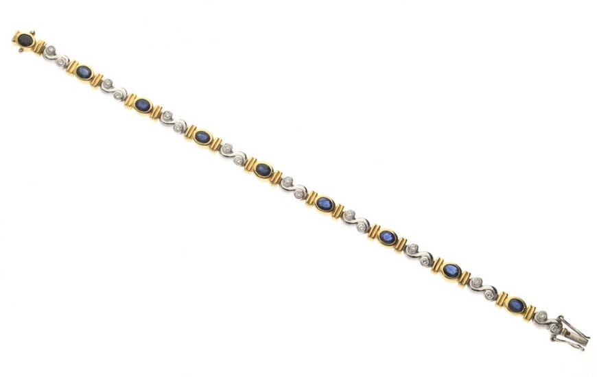 Lot 195 BRACELET deux or 750/°° orné de saphirs ovales sur or jaune alternés de diamants sur volutes en serti gris. L. 19 cm. Poids brut : 21.1 g.