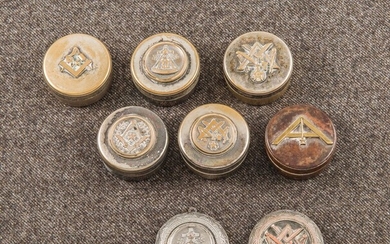 Lot de 8 petites boites à pilules, 7 en métal et 1 en bois, avec symboles maçonniques