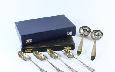 Lotto composto da due mestoli in argento traforato, Venezia, inizio secolo XIX (g 150) e quattro cucchiai in argento cesellato,…