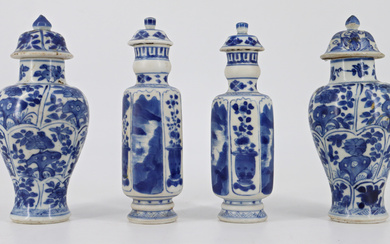 Lotto composto da quattro piccoli potiche in porcellana bianca e blu decorati a motivi floreali Cina, secolo XVIII (h max…