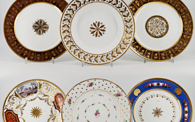 Manifatture diverse, secolo XIX. Lotto composto da sei diversi piatti in porcellana dei quali tre con decori in policromia, bordure…