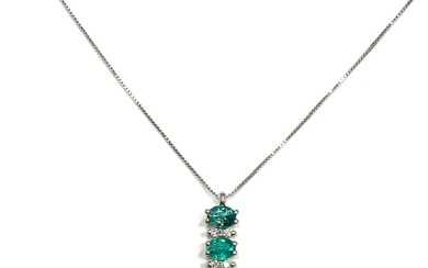 Marika - 18 kt. White gold - Necklace with pendant - 0.53 ct Emerald - Diamonds