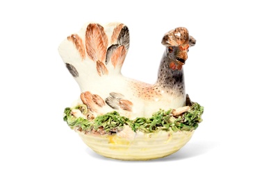 Modèle Meissen d'une poule au nid, milieu du 18e siècle, la poule est assise dans...