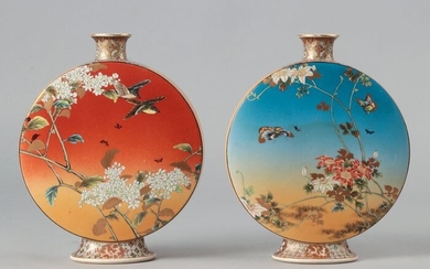 Moonflask, Vases (2) - Porcelain - Taizan Yohei - Marked 'Dai Nihon Taizan sei' 大日本帯山製 (Taizan Yohei), probably with impressed seal 'Taizan' 帯山 - Japan - Meiji period (1868-1912)