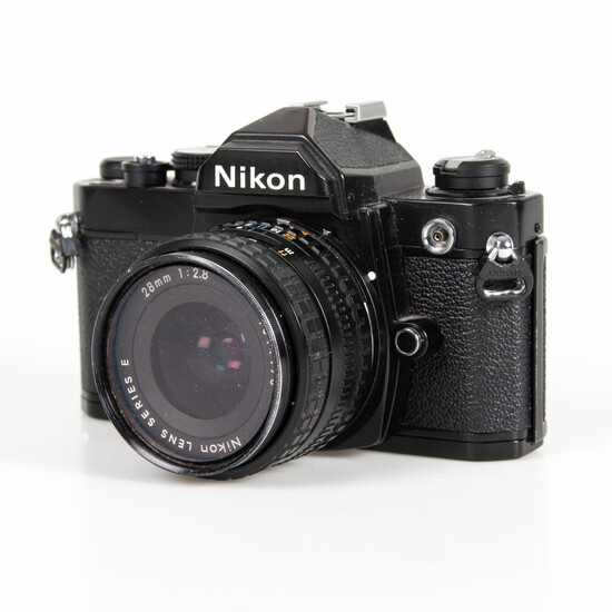 Nikon FM. Medf. Nikkor E 28 / 2. 8, black anodised housing with serial no: 3190252.