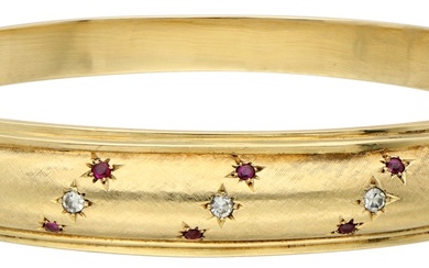 No Reserve - 14K Geelgouden bangle armband bezet met diamant en synthetische robijn.