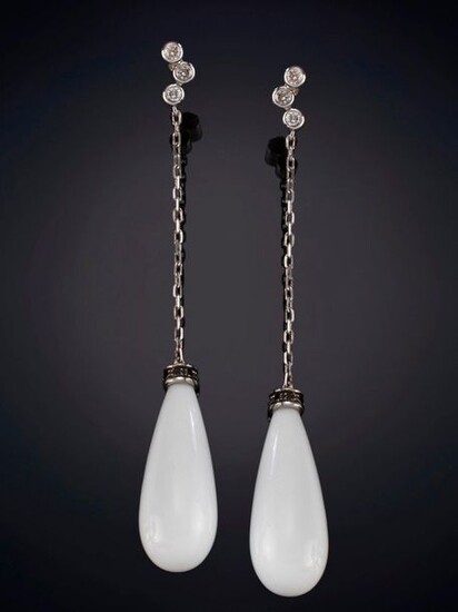 ORIGINAL EARRINGS WITH THREE DIAMONDS, WHICH HANG FROM A LITTLE CHAIN WITH A WHITE AGATE TEARDROP DECORATED WITH BLACK DIAMONDS. Frame in 19k white gold. Price: 450,00 Euros. (74.874 Ptas.)