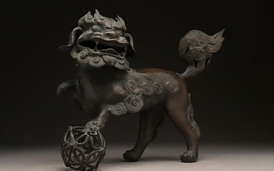 Okimono (1) - Bronze - Very fine foo dog (shishi) with tama - Japan - Late Edo period