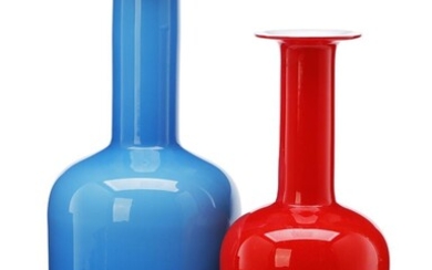 SOLD. Otto Brauer: Two bottle-shaped vases of white glass overlaid with resp. red glass and turqouise blue glass. H. 37.5 and 44.5 cm. (2) – Bruun Rasmussen Auctioneers of Fine Art