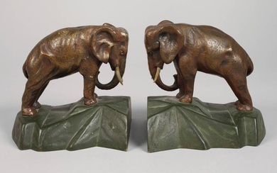 Paire d'éléphants comme serre-livres Art déco vers 1930, bronze à patine brune et verte, debout,...