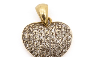 Pendentif en or jaune (750) 18K figurant un coeur, pavé de diamants. Poids brut :...