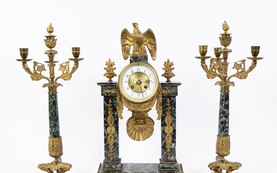 Pendule à colonne en marbre vert veiné français décorée d'un aigle et de 2 chandeliers...