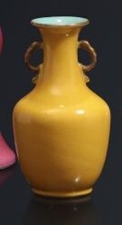 Petit vase de forme balustre en porcelaine... - Lot 195 - Lynda Trouvé