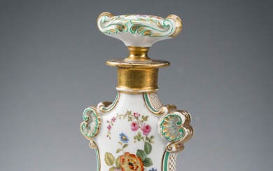 Porcelaine de Paris, Flacon plat à parfum et son bouchon en porcelaine, de forme contournée,...