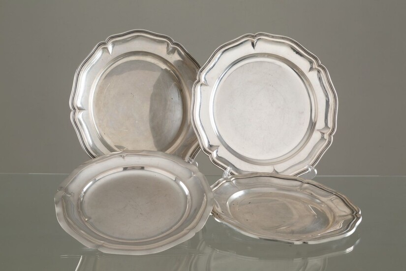 Quattro piatti polilobati in argento 800, gr. 2900 ca....