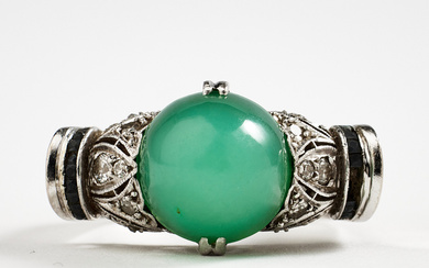 RING, 18k white gold, 1 socket-cut chrysoprase, decor of faceted sapphires and diamonds with brilliant or eight-edge cutting, Jacobsson Gösta Rosin Ab Rolf, Stockholm 1966.