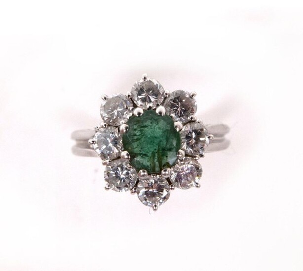 RING in 18K white gold holding an emerald in a setting of brilliant-cut diamonds. TDD: 55. Gross weight : 4.26 gr. A gold, emerald and diamond ring.