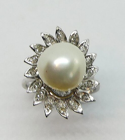 RING in white gold, set with an important baroque pearl in a polylobé frame set with small diamonds. Gross weight 6.3 g TTD 49