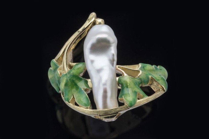 RING in yellow gold 750 thousandths, decorated with stylized leaves in grand feu green enamel and a baroque pearl. It takes the shape of a fruit coming out of a leafy branch. Finger size : 54. Gross weight: 8.6 g. Yellow gold ring decorated with...