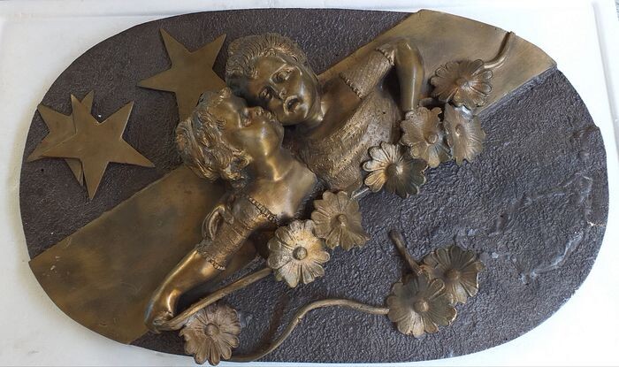 Relief, couple of young girls embracing each other - Brass, Bronze - Early 20th century