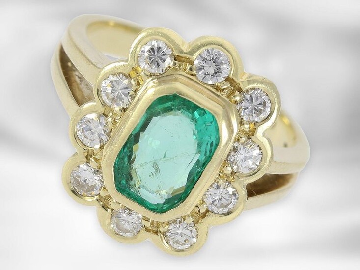 Ring: classic yellow gold emerald ring with diamonds, total approx. 2.35ct, 14K gold