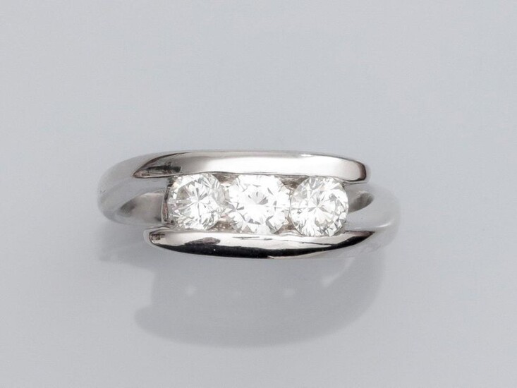 Ring in 750°/00 (18K) white gold, set with three brilliant-cut diamonds of about 0.25 carat each. 6.5 g. TDD 51. width: 7.3 mm